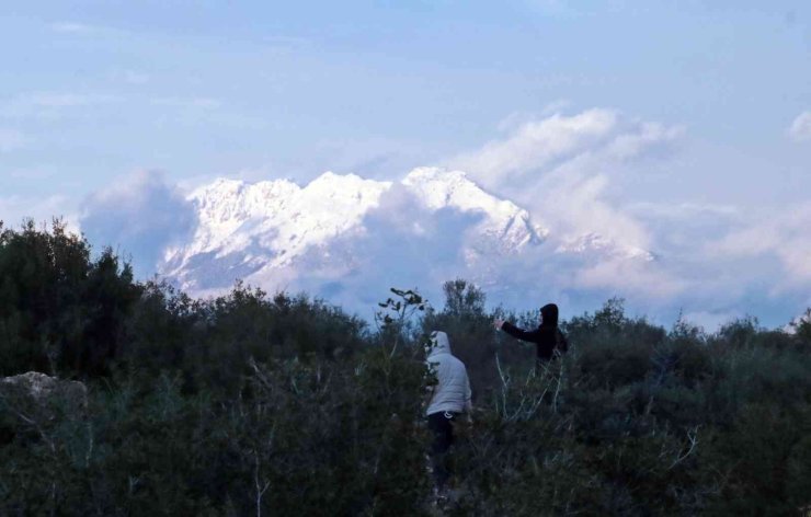Otomobilin Camını Kırıp 30 Bin Liralık Bilgisayar Çaldılar, Köşeye Sıkışınca Araçlarını Bırakıp Kaçtılar