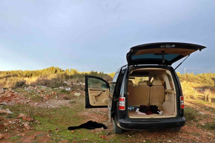 Otomobilin Camını Kırıp 30 Bin Liralık Bilgisayar Çaldılar, Köşeye Sıkışınca Araçlarını Bırakıp Kaçtılar