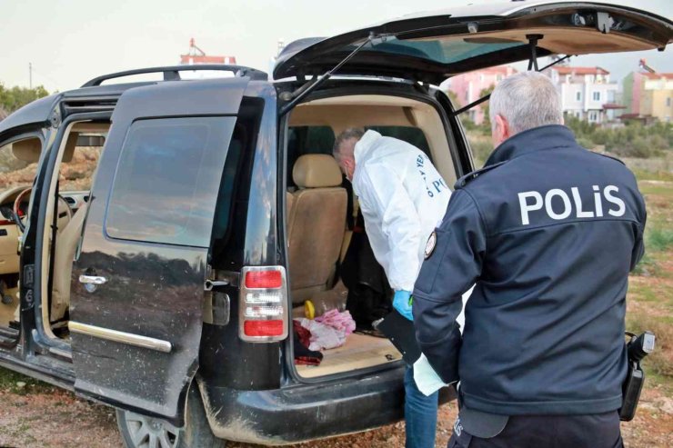 Otomobilin Camını Kırıp 30 Bin Liralık Bilgisayar Çaldılar, Köşeye Sıkışınca Araçlarını Bırakıp Kaçtılar