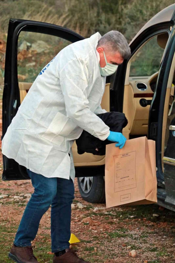 Otomobilin Camını Kırıp 30 Bin Liralık Bilgisayar Çaldılar, Köşeye Sıkışınca Araçlarını Bırakıp Kaçtılar