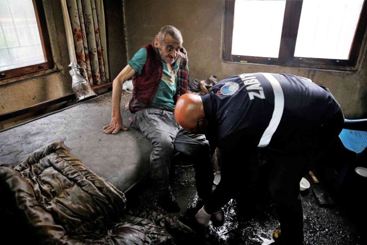 Derme Çatma Evde Kötü Koşullar Altında Yaşayan Yaşlı Adama Büyükşehir Sahip Çıktı