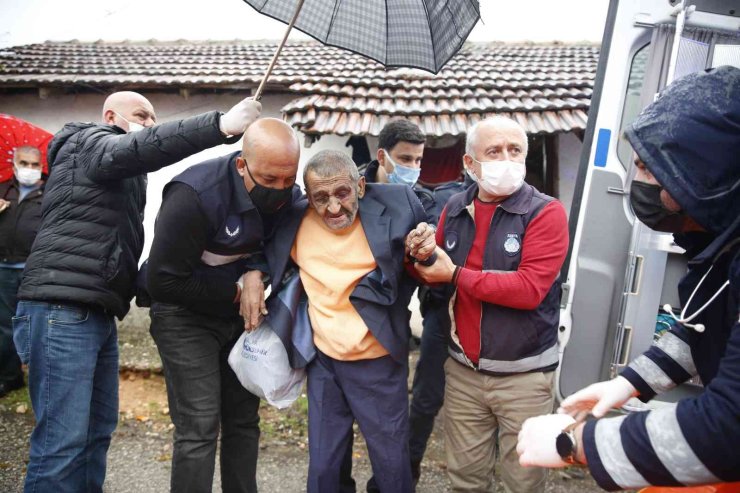 Derme Çatma Evde Kötü Koşullar Altında Yaşayan Yaşlı Adama Büyükşehir Sahip Çıktı