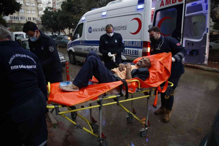 Derme Çatma Evde Kötü Koşullar Altında Yaşayan Yaşlı Adama Büyükşehir Sahip Çıktı