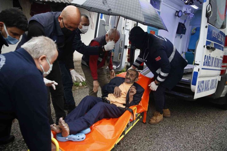 Derme Çatma Evde Kötü Koşullar Altında Yaşayan Yaşlı Adama Büyükşehir Sahip Çıktı