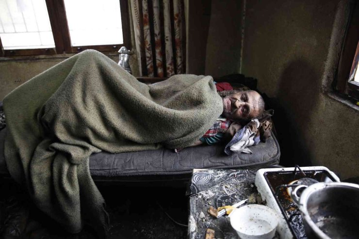 Derme Çatma Evde Kötü Koşullar Altında Yaşayan Yaşlı Adama Büyükşehir Sahip Çıktı