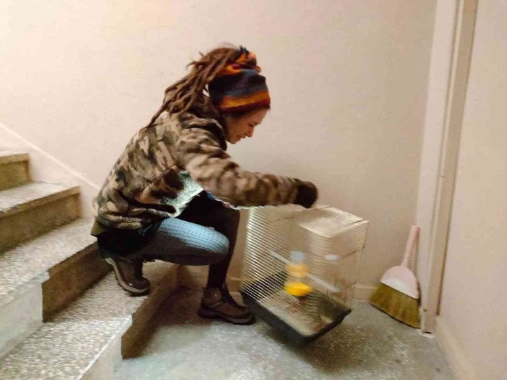 Genç Kadın Hem Yangında Mahsur Kaldı, Hem Ölen Kuşu İçin Ağladı
