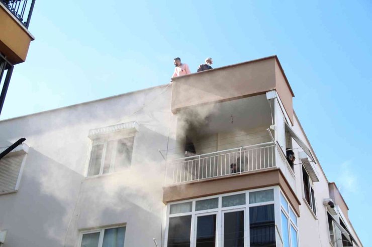 Genç Kadın Hem Yangında Mahsur Kaldı, Hem Ölen Kuşu İçin Ağladı