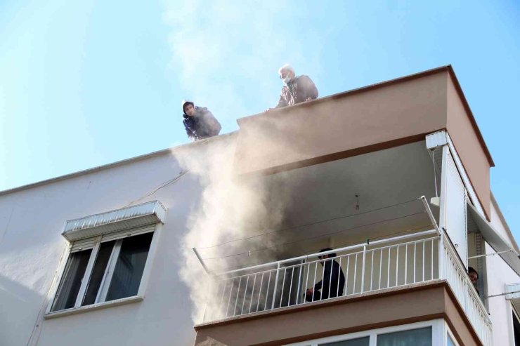 Genç Kadın Hem Yangında Mahsur Kaldı, Hem Ölen Kuşu İçin Ağladı