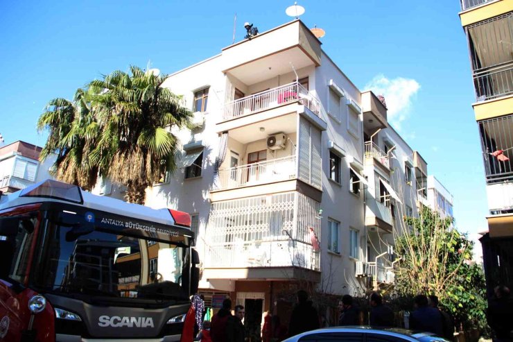 Genç Kadın Hem Yangında Mahsur Kaldı, Hem Ölen Kuşu İçin Ağladı