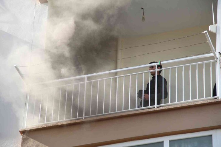 Genç Kadın Hem Yangında Mahsur Kaldı, Hem Ölen Kuşu İçin Ağladı