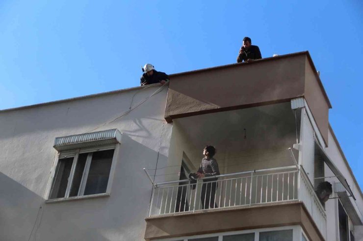 Genç Kadın Hem Yangında Mahsur Kaldı, Hem Ölen Kuşu İçin Ağladı