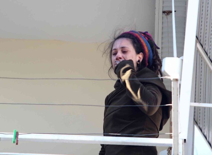 Genç Kadın Hem Yangında Mahsur Kaldı, Hem Ölen Kuşu İçin Ağladı