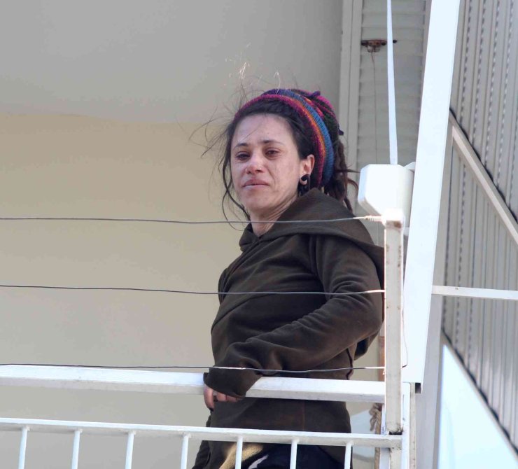 Genç Kadın Hem Yangında Mahsur Kaldı, Hem Ölen Kuşu İçin Ağladı