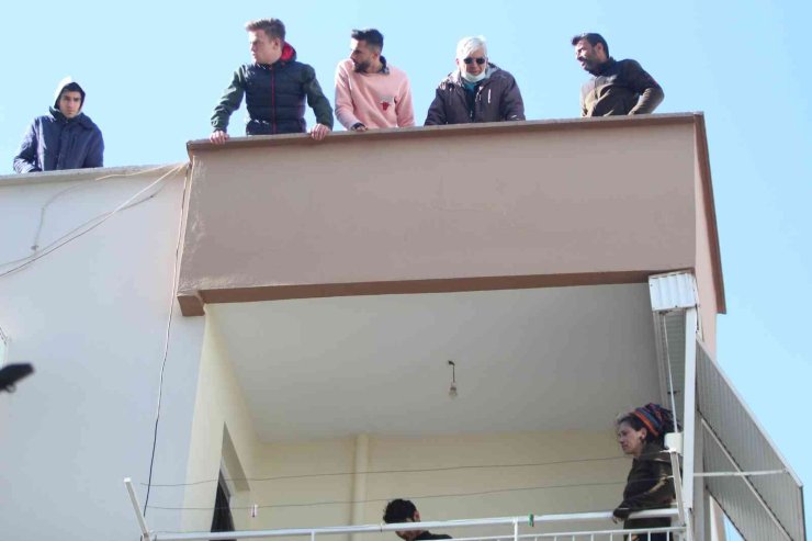 Genç Kadın Hem Yangında Mahsur Kaldı, Hem Ölen Kuşu İçin Ağladı