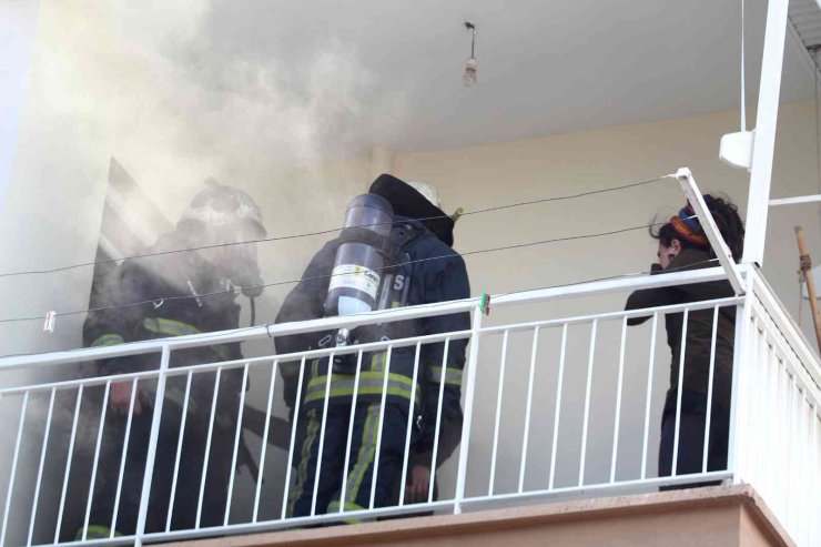 Genç Kadın Hem Yangında Mahsur Kaldı, Hem Ölen Kuşu İçin Ağladı