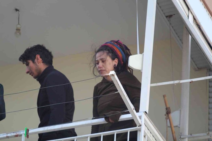 Genç Kadın Hem Yangında Mahsur Kaldı, Hem Ölen Kuşu İçin Ağladı