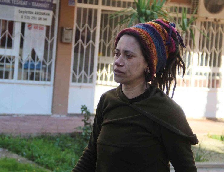 Genç Kadın Hem Yangında Mahsur Kaldı, Hem Ölen Kuşu İçin Ağladı