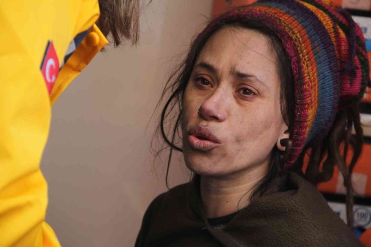 Genç Kadın Hem Yangında Mahsur Kaldı, Hem Ölen Kuşu İçin Ağladı