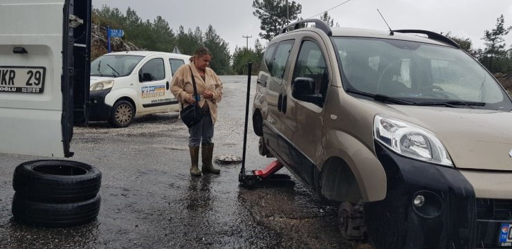 Hayvansever Alman Kadının İçinde Köpeği Bulunan Aracını Sopalar Ve Taşlarla Parçaladılar