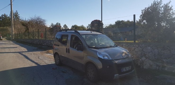 Hayvansever Alman Kadının İçinde Köpeği Bulunan Aracını Sopalar Ve Taşlarla Parçaladılar