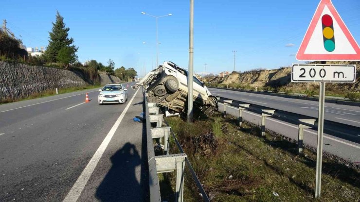 Hafif Ticari Araç Önce Bariyerlere Ardından Aydınlatma Direğine Çarptı: 4 Yaralı
