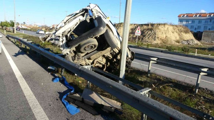 Hafif Ticari Araç Önce Bariyerlere Ardından Aydınlatma Direğine Çarptı: 4 Yaralı