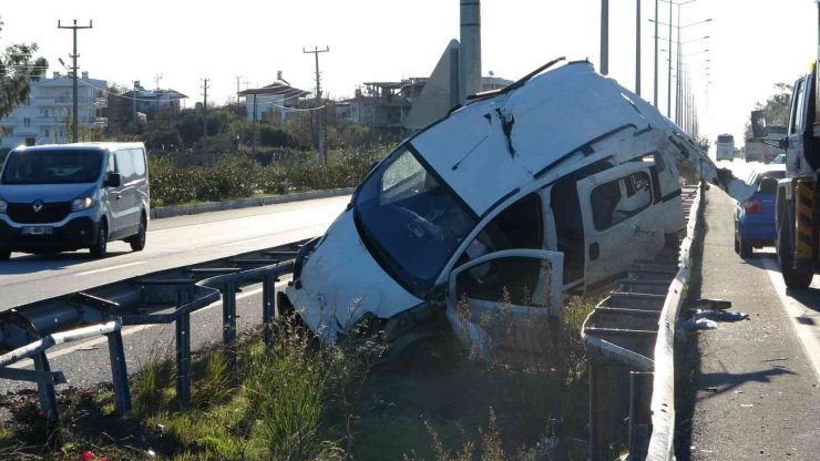 Hafif Ticari Araç Önce Bariyerlere Ardından Aydınlatma Direğine Çarptı: 4 Yaralı