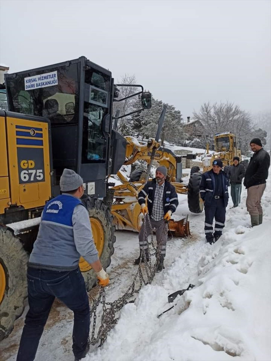 Antalya'nın Yüksek Kesimlerinde Karla Kapanan Yollar Açılıyor