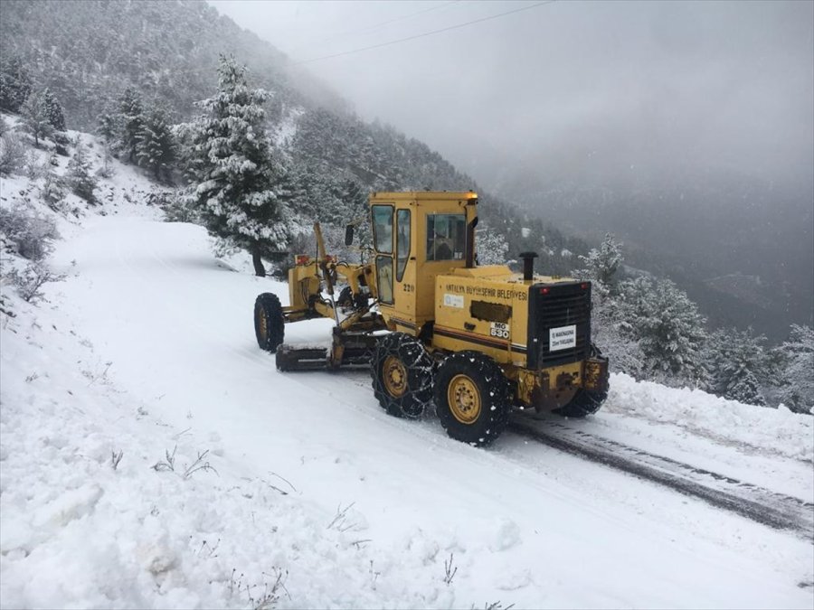 Antalya'nın Yüksek Kesimlerinde Karla Kapanan Yollar Açılıyor