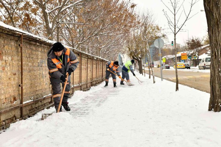 Tepebaşı’nda Karla Mücadele 7-24 Sürüyor