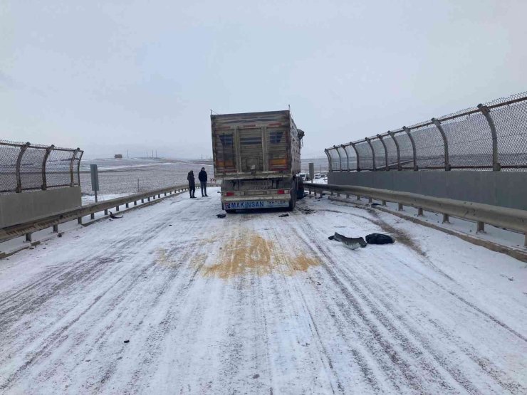 Otomobil İle Kamyon Çarpıştı, 4 Kişi Yaralandı