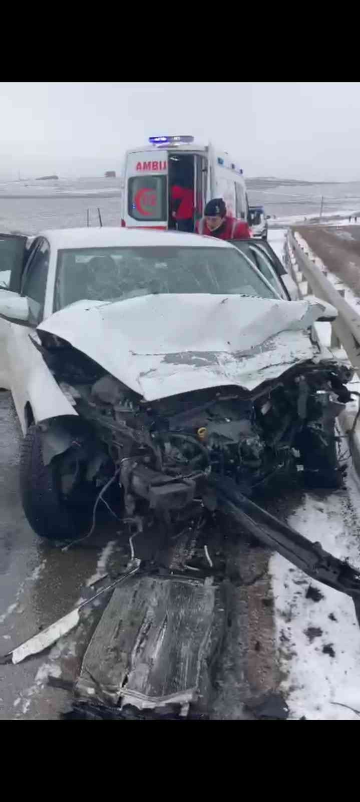 Otomobil İle Kamyon Çarpıştı, 4 Kişi Yaralandı