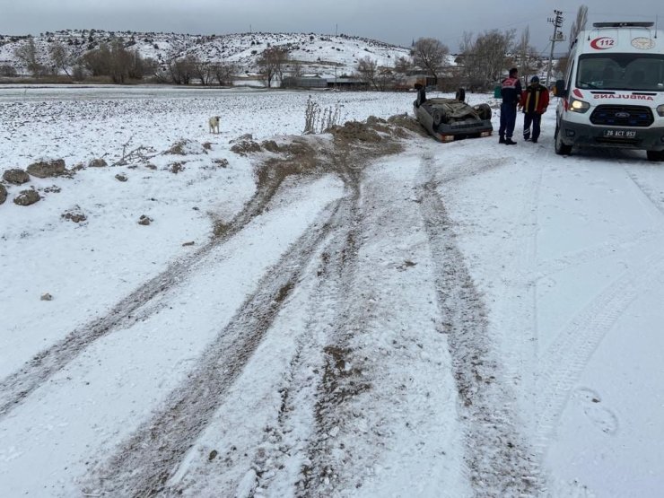 Yoldan Çıkarak Takla Atan Otomobildeki 2 Kişi Yaralandı