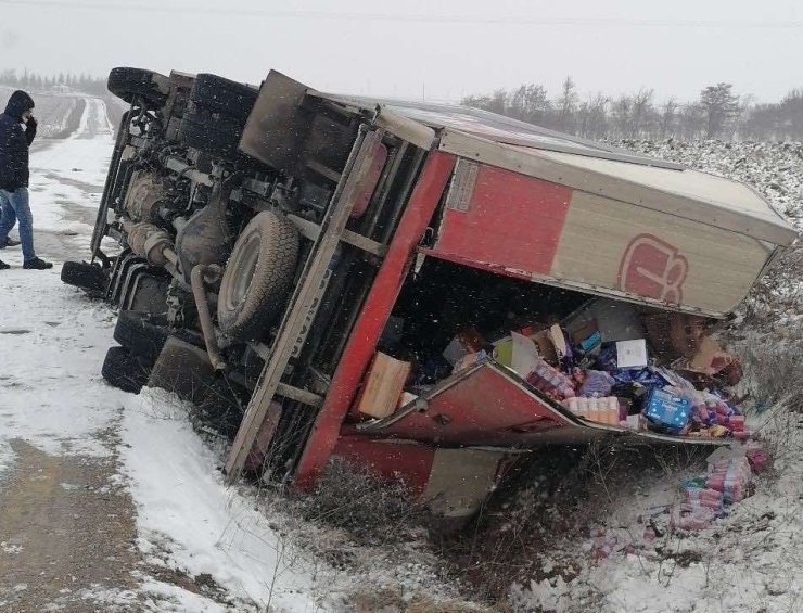 Buzlu Yolda Kontrolden Çıkan Kamyonet Devrildi, 2 Kişi Yaralandı