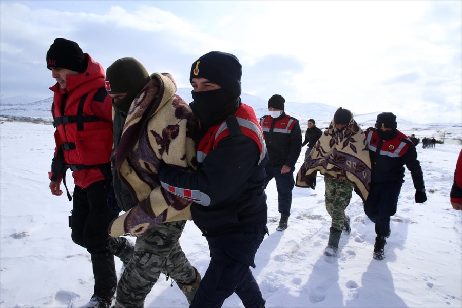 Kayseri'de Ördek Avına Gittikleri Barajda Mahsur Kalan Avcılar Kurtarıldı