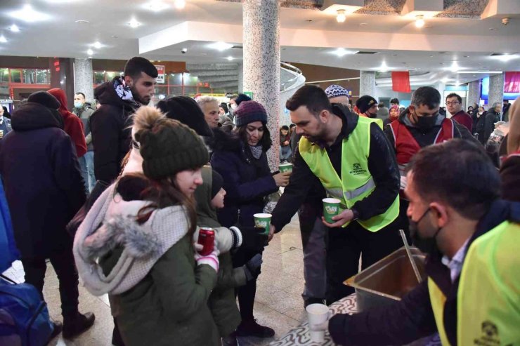Konya Büyükşehir Soğuk Havada Bekleyen Yolcuların İçini Isıttı