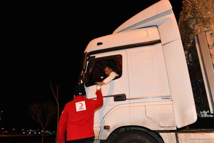 Konya Büyükşehir Soğuk Havada Bekleyen Yolcuların İçini Isıttı