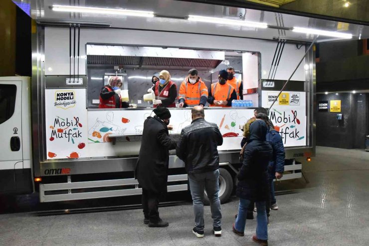 Konya Büyükşehir Soğuk Havada Bekleyen Yolcuların İçini Isıttı