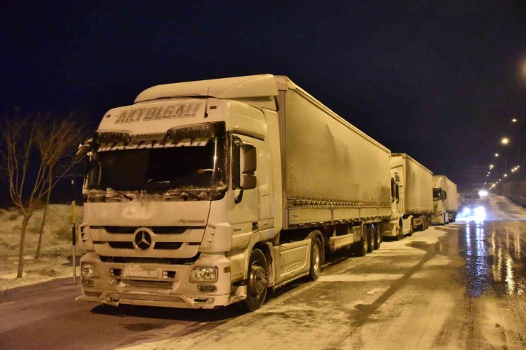 Konya Büyükşehir Soğuk Havada Bekleyen Yolcuların İçini Isıttı