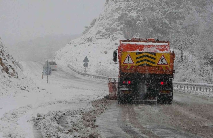 Mersin’in Sahil Kenti Erdemli’de Kar Sıfır Rakıma Kadar Geldi, Bazı Okullar Tatil Edildi