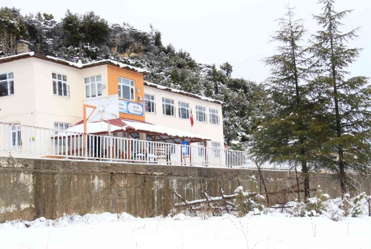 Mersin’in Sahil Kenti Erdemli’de Kar Sıfır Rakıma Kadar Geldi, Bazı Okullar Tatil Edildi