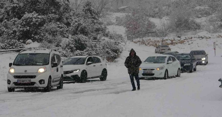 Mersin’in Sahil Kenti Erdemli’de Kar Sıfır Rakıma Kadar Geldi, Bazı Okullar Tatil Edildi