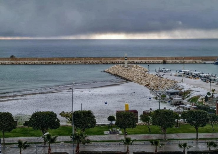Mersin’in Sahil Kenti Erdemli’de Kar Sıfır Rakıma Kadar Geldi, Bazı Okullar Tatil Edildi