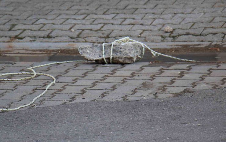 Rüzgarda Kafasına 10 Kiloluk Taş Düşen Kadın Hayatını Kaybetti