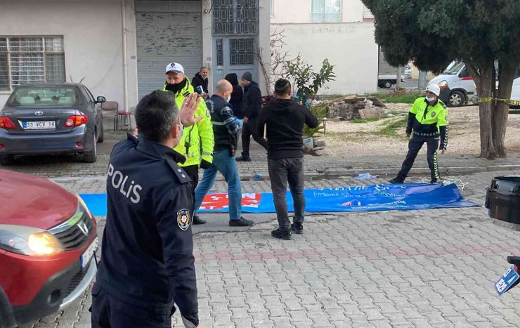 Rüzgarda Kafasına 10 Kiloluk Taş Düşen Kadın Hayatını Kaybetti