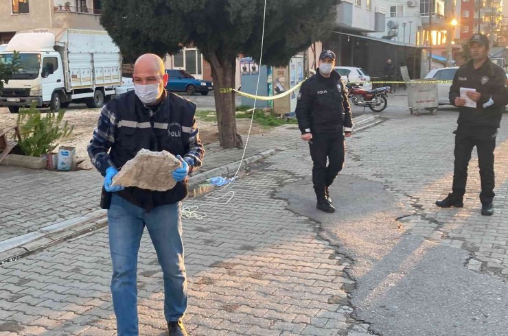 Rüzgarda Kafasına 10 Kiloluk Taş Düşen Kadın Hayatını Kaybetti