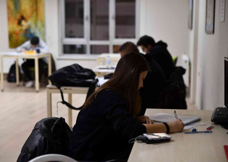 29 Ekim Gençlik Merkezi Öğrenciler İçin 24 Saat Açık