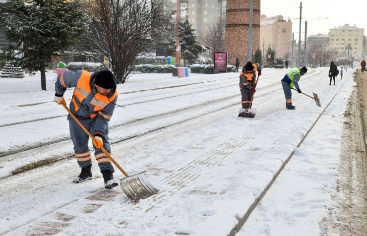 Tepebaşı’nda Karla Mücadele 7-24 Sürüyor