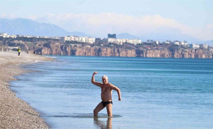 Karla Kaplı Türkiye’ye İnat Antalya’da Deniz Keyfi