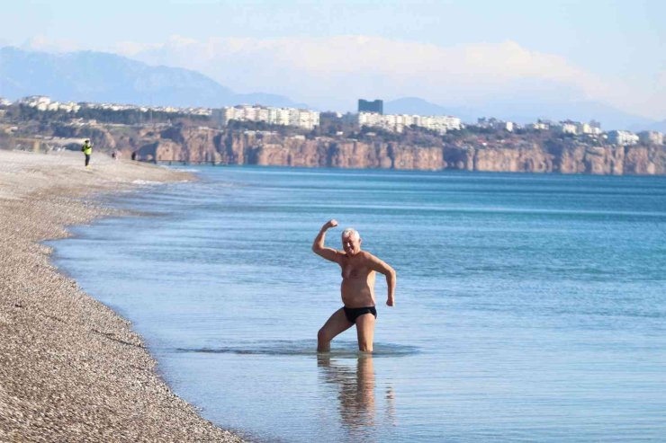 Karla Kaplı Türkiye’ye İnat Antalya’da Deniz Keyfi